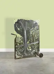 Important écran "Deep Screen" by Ron Arad, Verre trempé, aluminium nid d'abeille, acier doux patiné et éclats de verre, sold Nov 2023