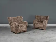 Märta Blomstedt, Paire de fauteuils mod. dit "Aulanko", A pair of 'Aulanko' armchairs in wood and wool by Märta Blomstedt designed in 1938 for the Hotel Aulanko