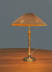 Itsu, Lampe de table mod. "EV 47", A 'EV 47' table lamp in brass and wood by Itsu designed circa 1950