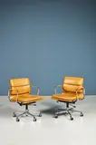 Charles and Ray Eames, Paire de fauteuils mod. EA 217 dits "Soft Pad", Édition Vitra, estampille et étiquette, en aluminium chromé, dossier et assise en cuir  camel