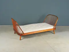 Frode Holm, Banquette, A beech and wool upholstered daybed by Frode Holm circa 1950, edition Hovedgaerde & Fodstykke Tremmevaerk