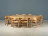 Rainer Daumiller, Ensemble de salle à manger comprenant huits fauteuils et une table avec ses deux rallonges, A dining set including eight armchairs and a table in pine wood by Rainer Daumiller circa 1970