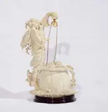 Giuseppe Armani, Woman by the Well, porcelain