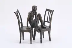 Franz Kött, Zwischen den Stühlen - im Zweifel, Bronze, dunkelbraun patiniert