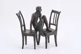 Franz Kött, Zwischen den Stühlen - im Zweifel, Bronze, dunkelbraun patiniert