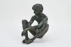 Karl-Heinz Krause, Ohne Titel (Sitzender Jüngling), 1984, Bronze, braun und grün patiniert