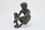 Karl-Heinz Krause, Ohne Titel (Sitzender Jüngling), 1984, Bronze, braun und grün patiniert