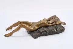 Liegender Akt mit Kissen by Bruno Bruni, 2005, Bronze, grün patiniert, teilweise poliert, sold Mar 2022