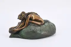 Auf dem Kissen by Bruno Bruni, 2003, Bronze, teilweise grün patiniert und teilweise poliert, sold Mar 2022