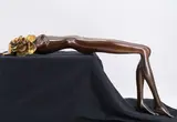 Bruno Bruni, Femme aux roses, Bronze, partiell braun patiniert und poliert