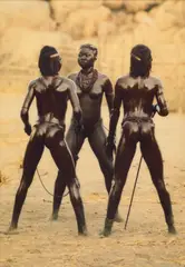 Leni Riefenstahl - Handeln Wir Nicht!, 3 Tänzerinnen (Aus: Nuba), 2001, Dye-transfer