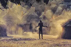 Leni Riefenstahl - Handeln Wir Nicht!, Mann im Staub (Aus: Nuba), 2001, Dye-transfer