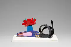 Stilleben by Tom Wesselmann, 1982, 3 Keramikobjekte, farbig gefasst, auf Holzsockel unter Plexiglashaube, sold Jun 2022