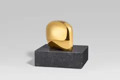 Hede Bühl, Kopf, 1995, Bronze, poliert. Auf Alabastersockel