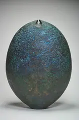 Geoffrey Doonan, Grand disque, 1986, Grès engobé, tonalité vert bronze, décor gravé lignes sinueuses