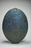 Geoffrey Doonan, Grand disque, 1986, Grès engobé, tonalité vert bronze, décor gravé lignes sinueuses