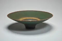 Mary White, Coupe circulaire, 1979, Porcelaine, émail mat vert bronze