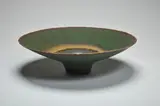 Mary White, Coupe circulaire, 1979, Porcelaine, émail mat vert bronze