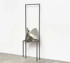 Ansgar Nierhoff, Stuhl mit Kissen, Stahl, zum Teil lackiert