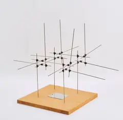 Leonardo Mosso, Ohne Titel, 1987, Edelstahlröhrchen, verbunden mit Gummibändern, auf Holzplatte