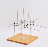 Leonardo Mosso, Ohne Titel, 1987, Edelstahlröhrchen, verbunden mit Gummibändern, auf Holzplatte