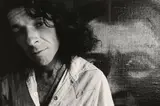 Marti Friedlander, Tony Fomison in front of ‘Omai’ (c. 1979)