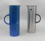 Two 1-litre plastic vacuum jugs by Erik Magnussen for Stelton, sold Mar 2022