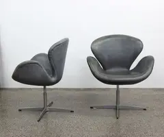 A pair of Swan chairs by Arne Jacobsen for Fritz Hansen, sold May 2021
