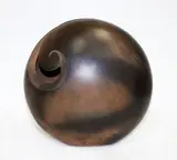 Robyn Stewart, Dung fired burnished vase