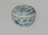 Small Chinese blue and white box with squashed cover, Ming dynasty