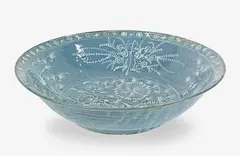 Rare large Chinese Swatow slip-decorated blue ground bowl, Ming dynasty