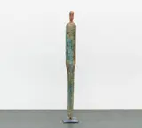 Walter Schembs, Ohne Titel (Figur), 2000, Holz, teilweise farbig gefasst, auf Metallfuß