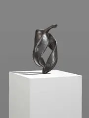 Alicja Kwade, Quantenbanane, 2016, Bronze, schwarz patiniert. Auf weiß beschichtetem Holzsockel
