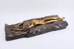 La riposata by Bruno Bruni, 1996, Bronze, poliert und polymergebundene Kunstbronze, braun patiniert, sold Oct 2021
