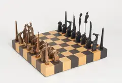Paul Wunderlich, Schachspiel, 1984, Bronzefiguren, braun, bzw. schwarz patiniert, teilweise poliert