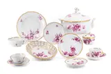 40 Teile aus einem Speise- und Kaffeeservice mit purpurnen Blumen by Meissen, Porzellan, farbig staffiert, sparsam gold dekoriert, sold Jan 2025