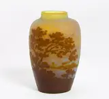 Kleine Vase mit Seenlandschaft by Émile Gallé, Farbloses Glas, milchig weiß und gelb hinterfangen, sold Jan 2018