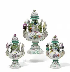 Meissen, Satz von drei Potpourrivasen mit Figurenzier, Porzellan, farbig und sparsam gold dekoriert