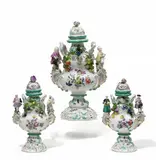Satz von drei Potpourrivasen mit Figurenzier by Meissen, Porzellan, farbig und sparsam gold dekoriert, sold May 2015
