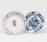 Kpm, Teller Blumendekor und Teller Zwiebelmuster