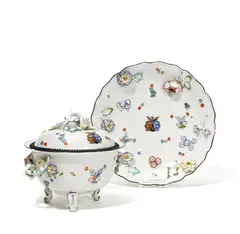 Meissen, Kleine Terrine mit Présentoir aus dem 'Hennicke-Service', Porzellan, farbig und sparsam gold dekoriert