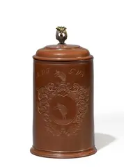 Meissen, Walzenkrug mit Wappen derer von Schweinichen, Rotbraunes, poliertes Böttgersteinzeug