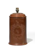 Meissen, Walzenkrug mit Wappen derer von Schweinichen, Rotbraunes, poliertes Böttgersteinzeug