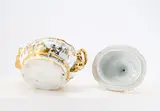 Meissen, Prachtvolle Deckelterrine mit überdekoriertem Zwiebelmuster, Porzellan, blauer Unterglasurdekor, reich überdekoriert in radierter Goldbemalung.