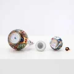 Miniaturflakon und Extraktkännchen im Imari-Stil by Meissen, Porzellan, unterglasurblaue Bemalung, polychromer Aufglasurdekor, gold staffiert., sold May 2026