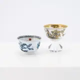Meissen, Zwei Koppchen mit Hausmaler-Dekor, Porzellan, unterglasurblauer Dekor, polychrom und gold staffiert.