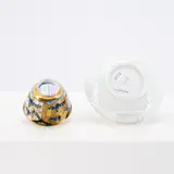 Meissen, Koppchen und Unterschale mit goldradierten ostasiatischen Blumen, Porzellan, blauer Unterglasurdekor, reich überdekoriert in radierter Goldbemalung.