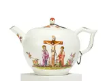Meissen, Teekanne mit Szene der Kreuzigung Christi, Porzellan, polychrom und dezent gold staffiert, Silberkette.