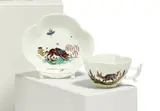 Meissen, Vierpassige Tasse mit Untertasse mit Fabeltier-Dekor, Porzellan, polychrom staffiert.