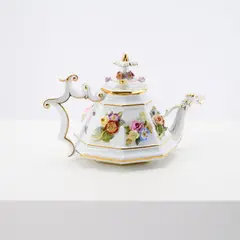 Kleine Teekanne mit aufgelegten Blüten by Meissen, Porzellan, polychrom staffiert, gold konturiert., sold May 2026
